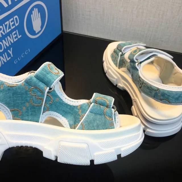 Sandales casuales de plateforme chunky Gucci Screener en denim teal brodées GG 9