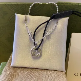 Gucci चांदी काला वृत्ताकार पेंडेंट interlocking G Logo नेकलेस