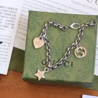Gucci Pulsera Cadena Curb de Plata y Oro con Tres Charms Colgantes