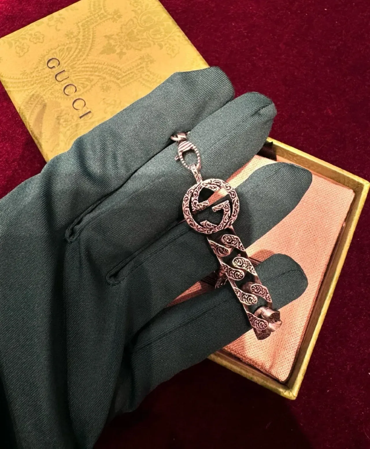 Gucci Silver Green Chunky Curb-Link Chain Engraved Leaf Motifs Bracelet 2