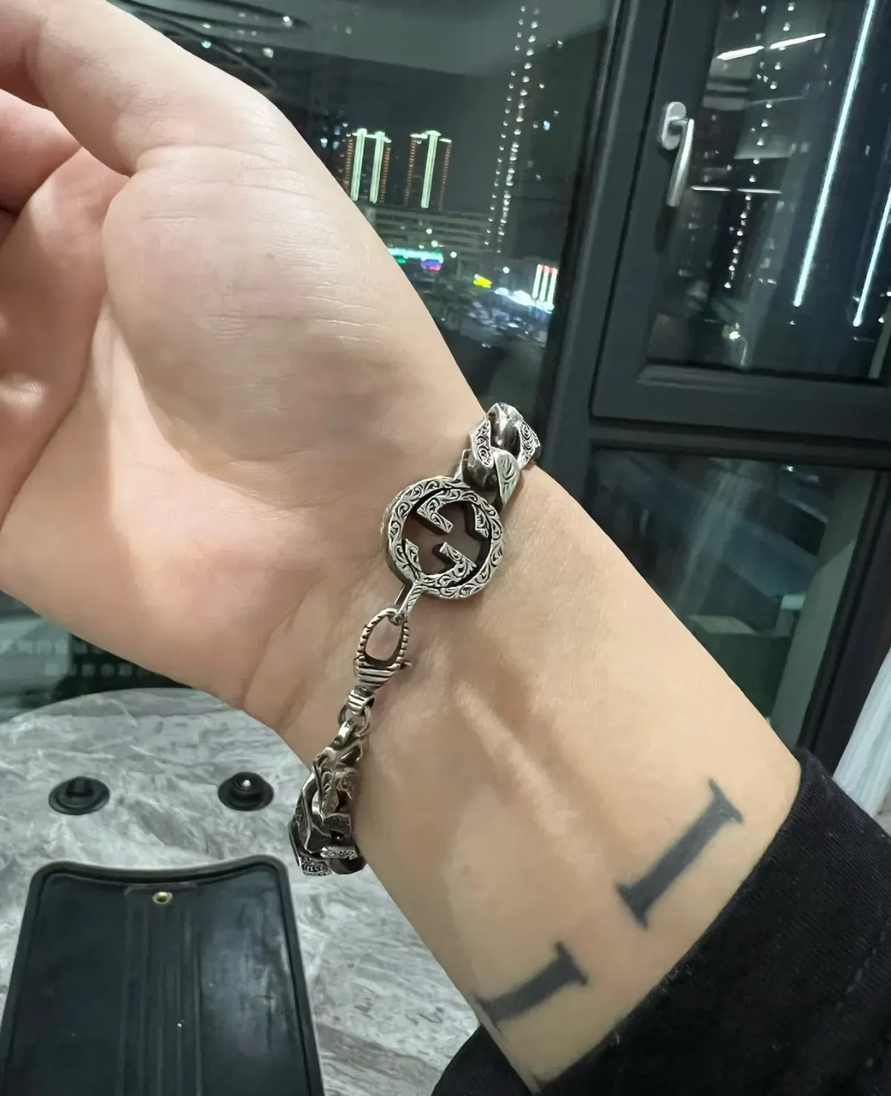 Gucci Silver Green Chunky Curb-Link Chain Engraved Leaf Motifs Bracelet 8