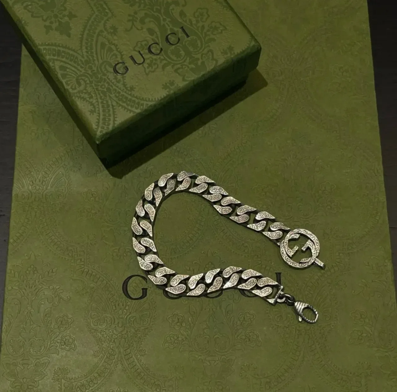 Gucci Silver Green Chunky Curb-Link Chain Engraved Leaf Motifs Bracelet 9