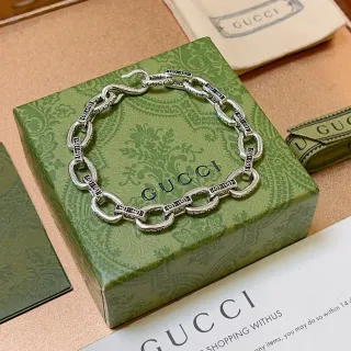 Gucci Pulsera Cadena Oval Link Gruesa Grabada con Logo Plata Verde