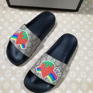 Gucci स्ट्रॉबेरी स्लाइड काली बेज GG मॉनोग्राम कैनवास पट्टी मोल्डेड रबर सोल स्लिपर्स