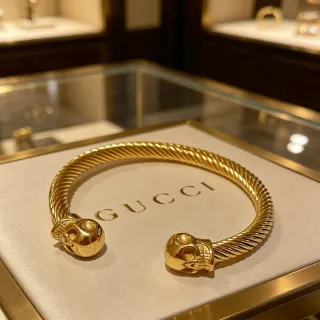 Gucci Cable trenzado de cuerda cráneo terminal pulsera tono dorado