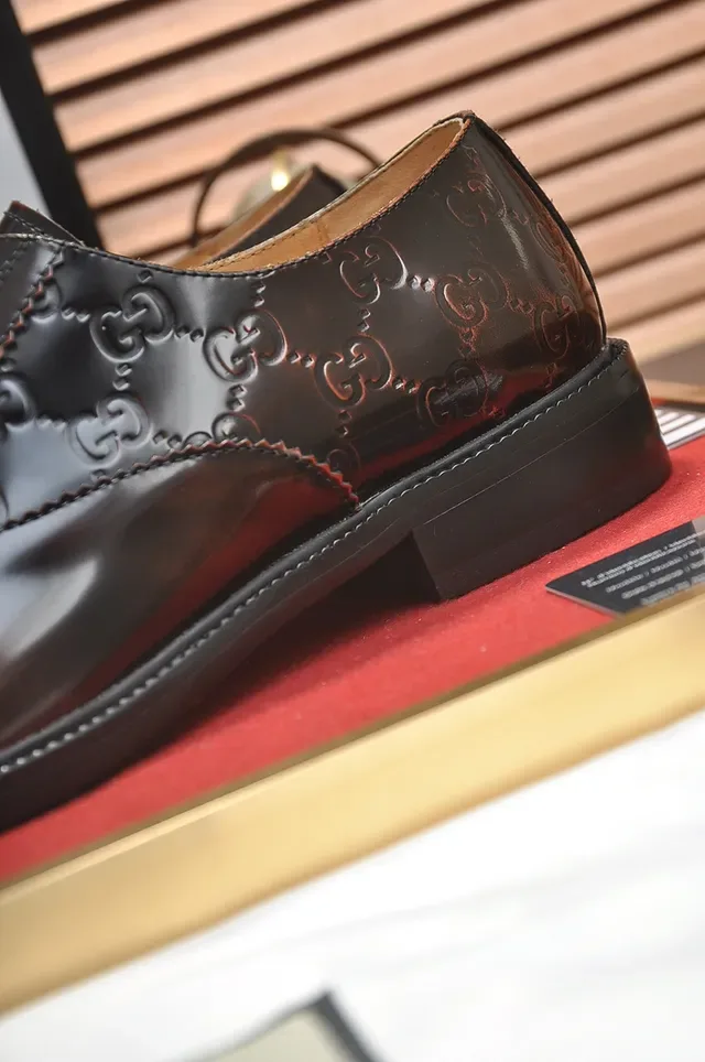 Gucci أحذية أوكسفورد كاب تو بي تون مع مونوجرام 2