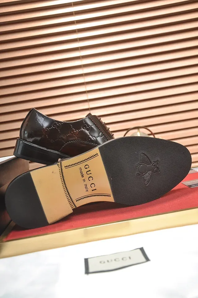 Gucci أحذية أوكسفورد كاب تو بي تون مع مونوجرام 3