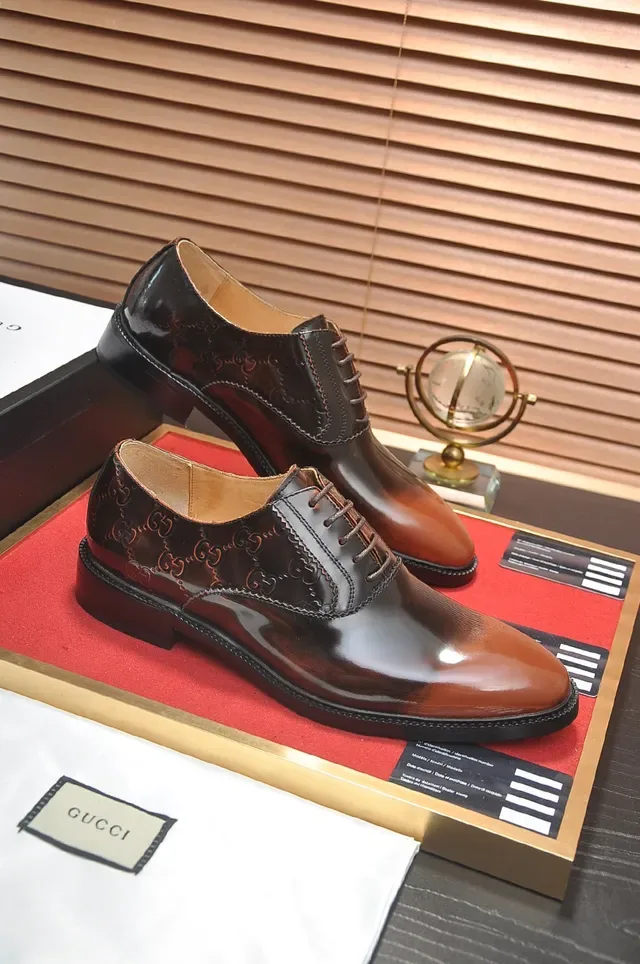 Gucci أحذية أوكسفورد كاب تو بي تون مع مونوجرام 4