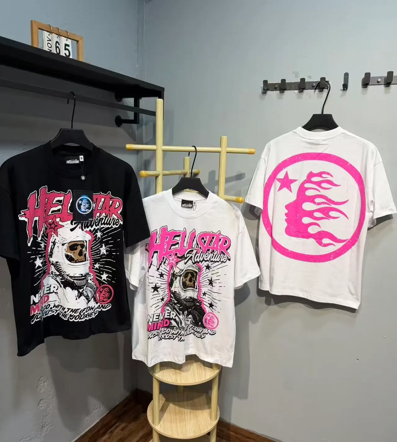 Camiseta Hellstar blanca y rosa con estampado gráfico de corte oversize 2