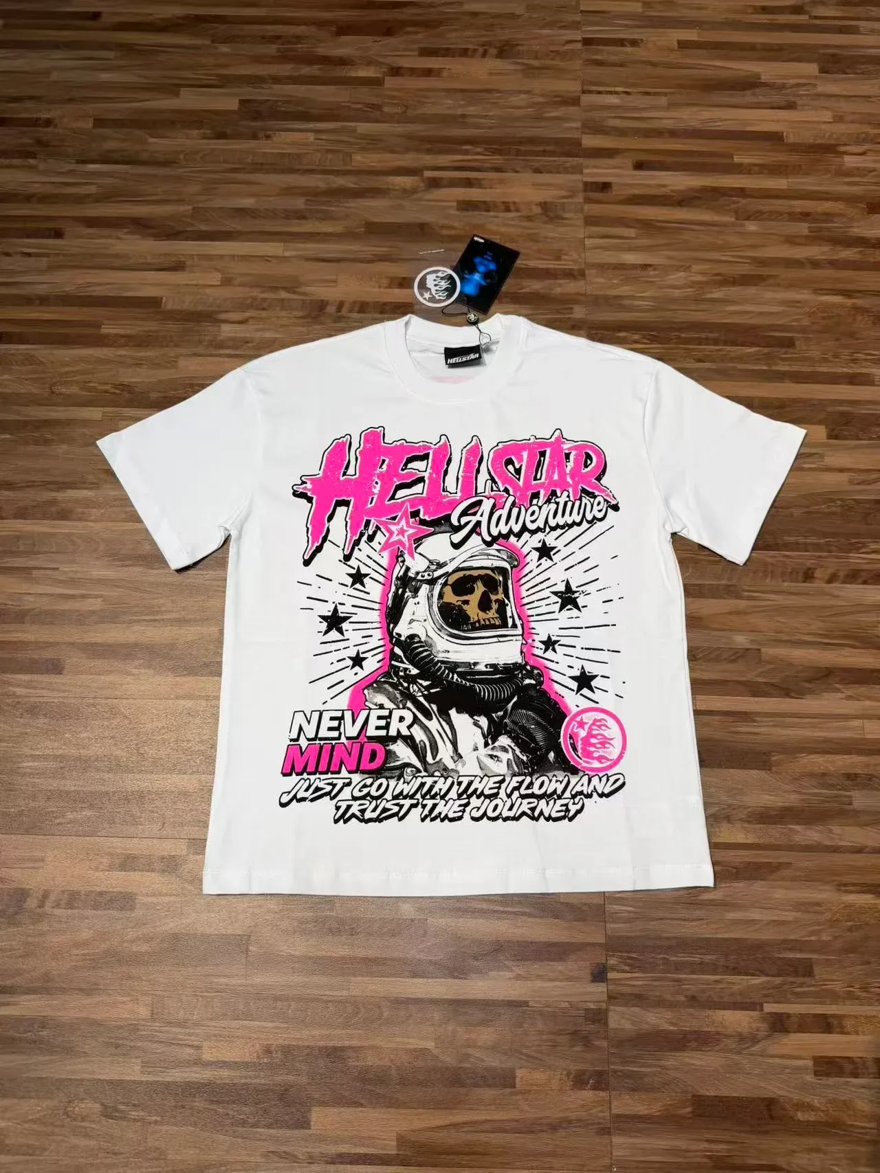 Camiseta Hellstar blanca y rosa con estampado gráfico de corte oversize 4