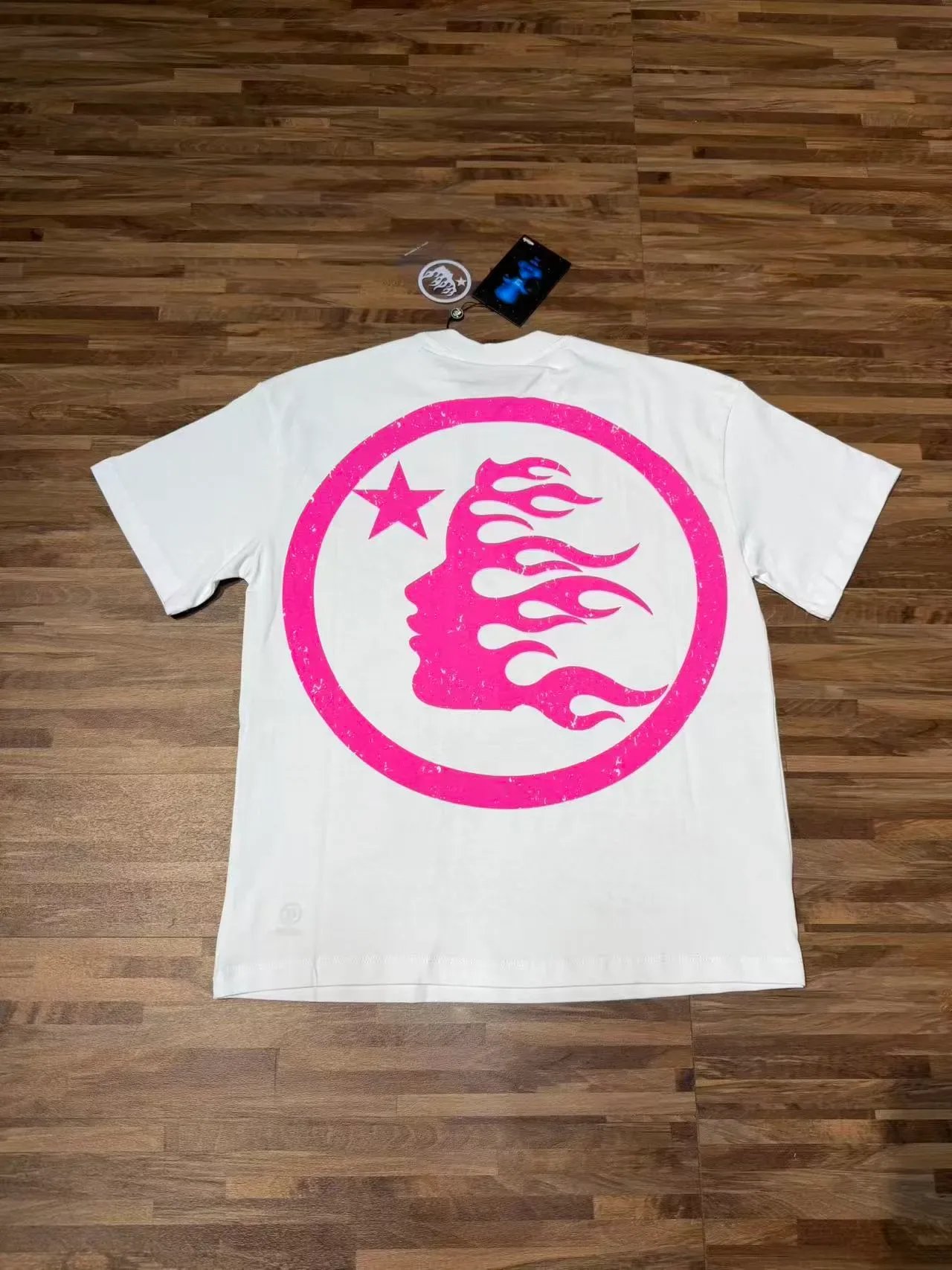 Camiseta Hellstar blanca y rosa con estampado gráfico de corte oversize 5