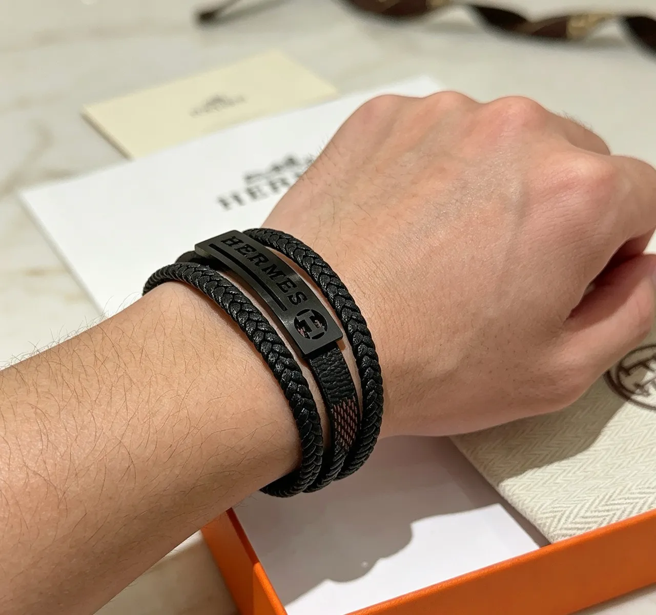 Hermès Pulseira Couro Trançado Preto com Placa de Metal Mate 3