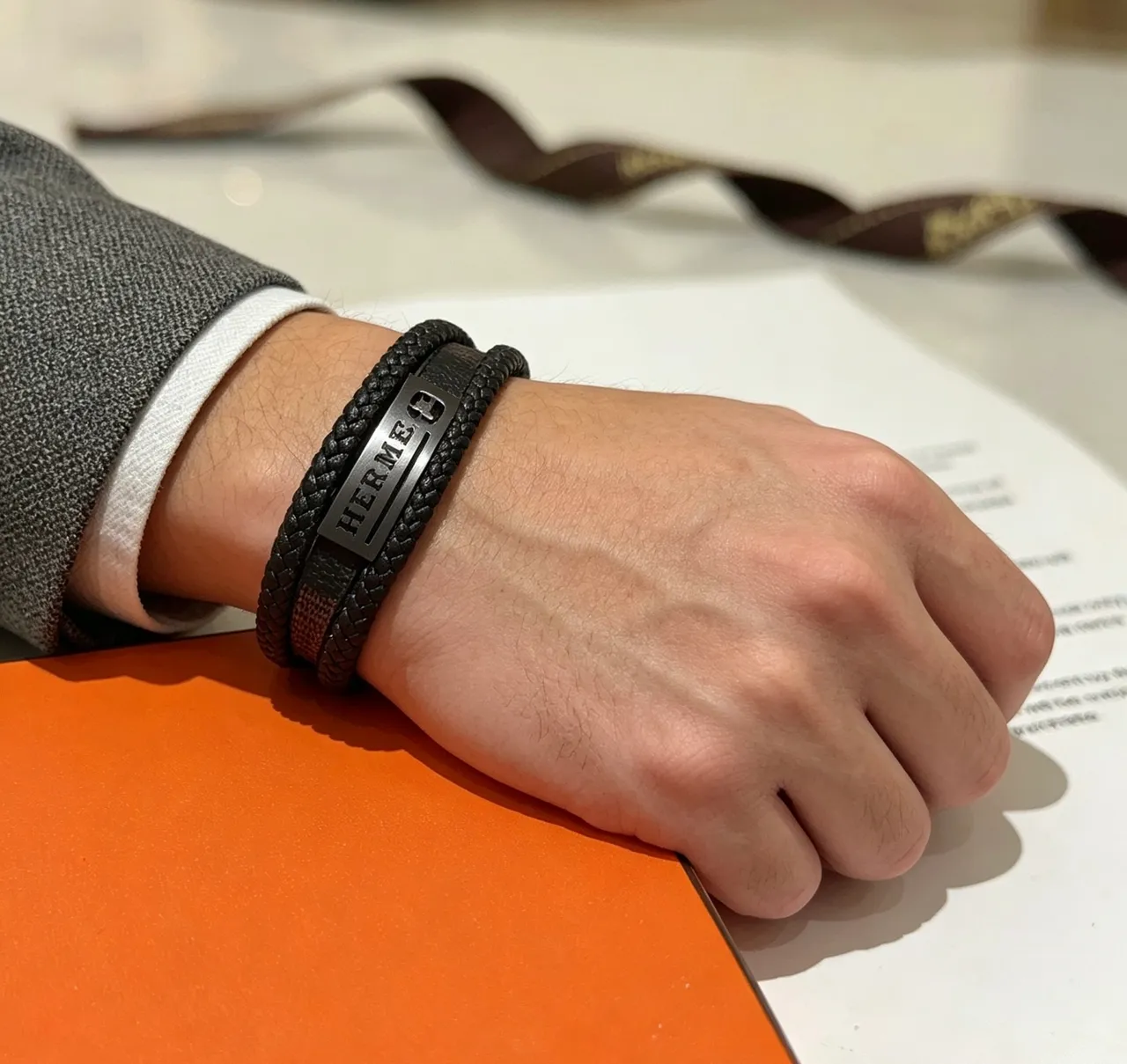 Hermès Pulseira Couro Trançado Preto com Placa de Metal Mate 6
