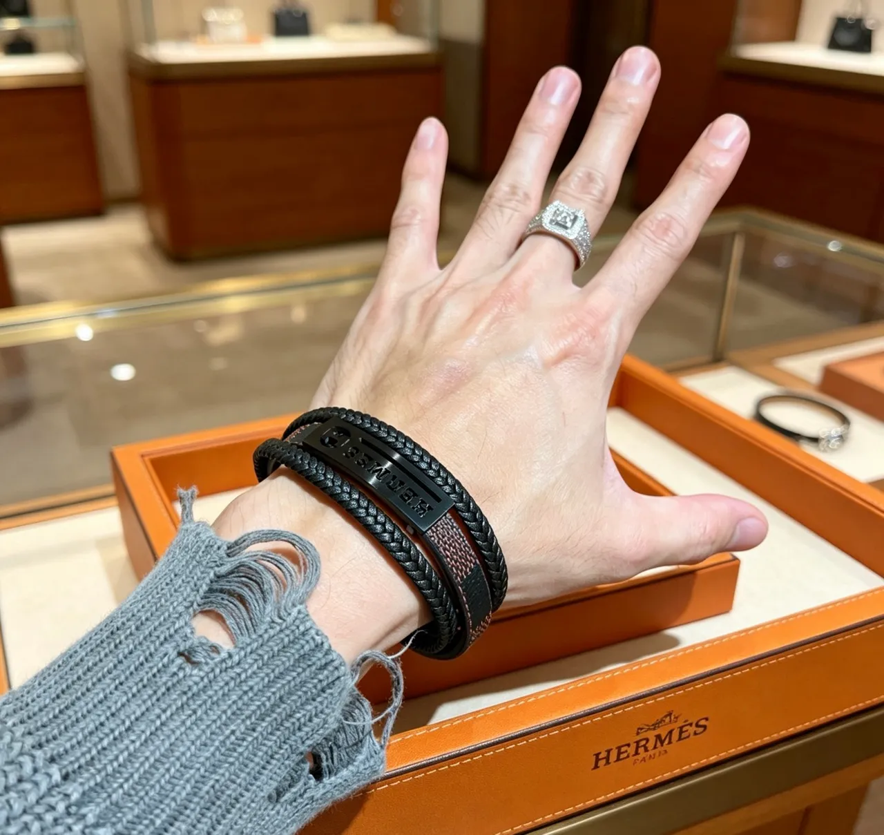Hermès Pulseira Couro Trançado Preto com Placa de Metal Mate 8