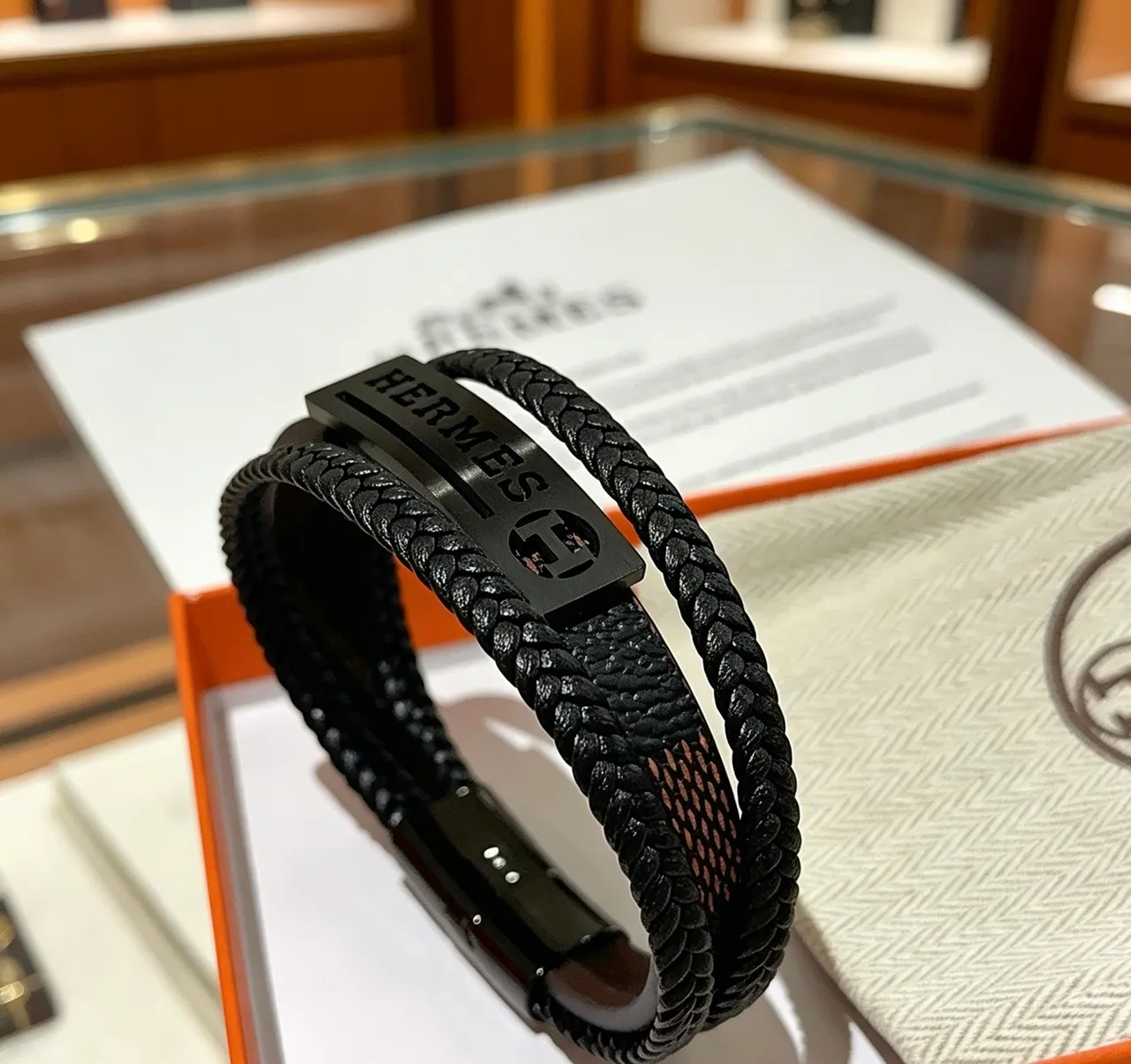 Hermès Pulseira Couro Trançado Preto com Placa de Metal Mate 9