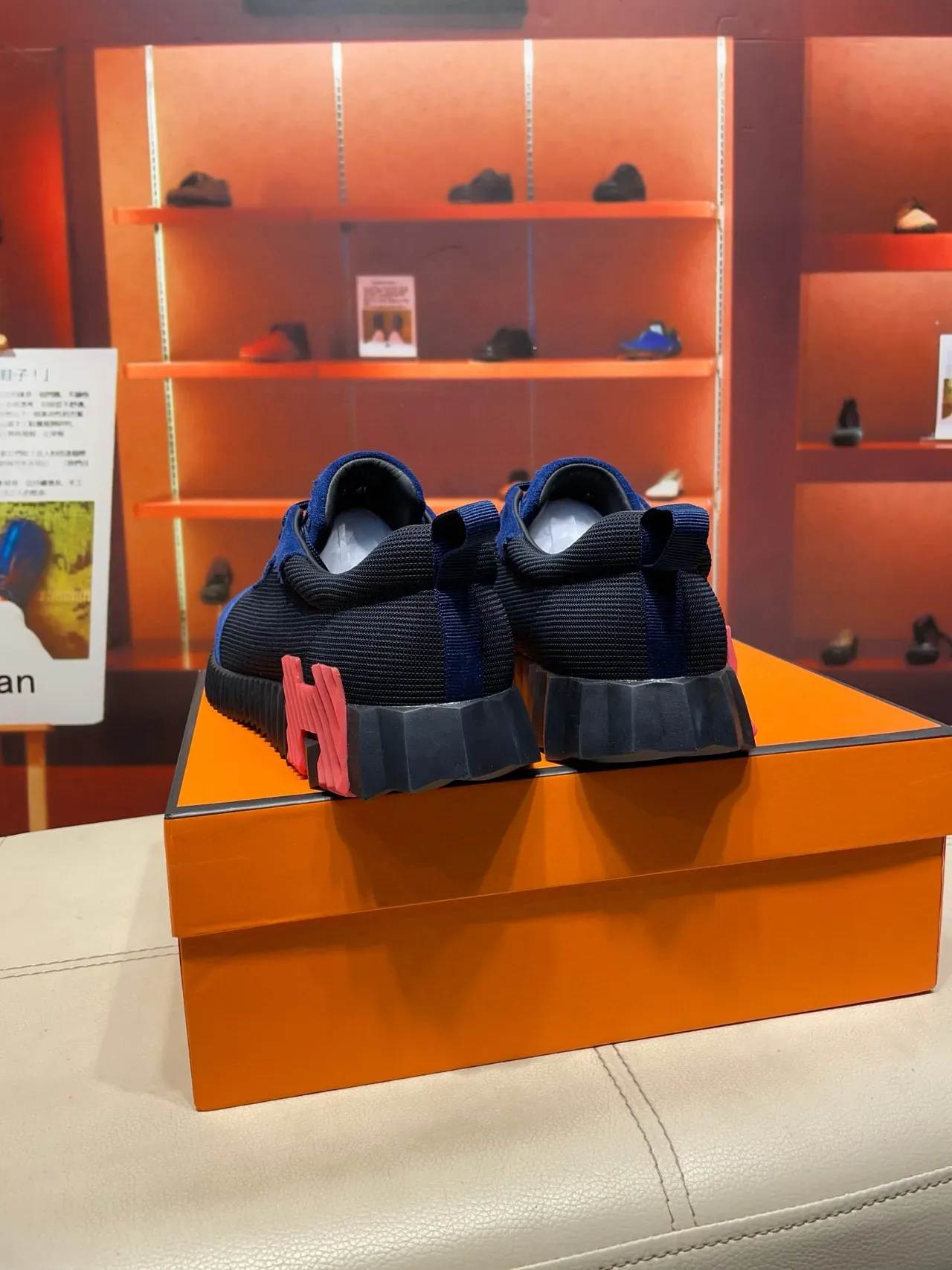 Hermès sneakers lifestyle avec upper en suede bleu rouge et maille navy, semelle en caoutchouc sculpted ridgée 2