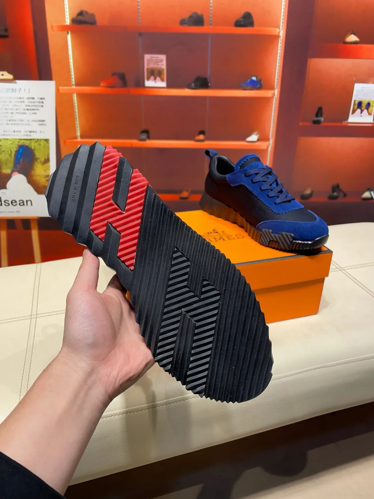 Hermès sneakers lifestyle avec upper en suede bleu rouge et maille navy, semelle en caoutchouc sculpted ridgée 3
