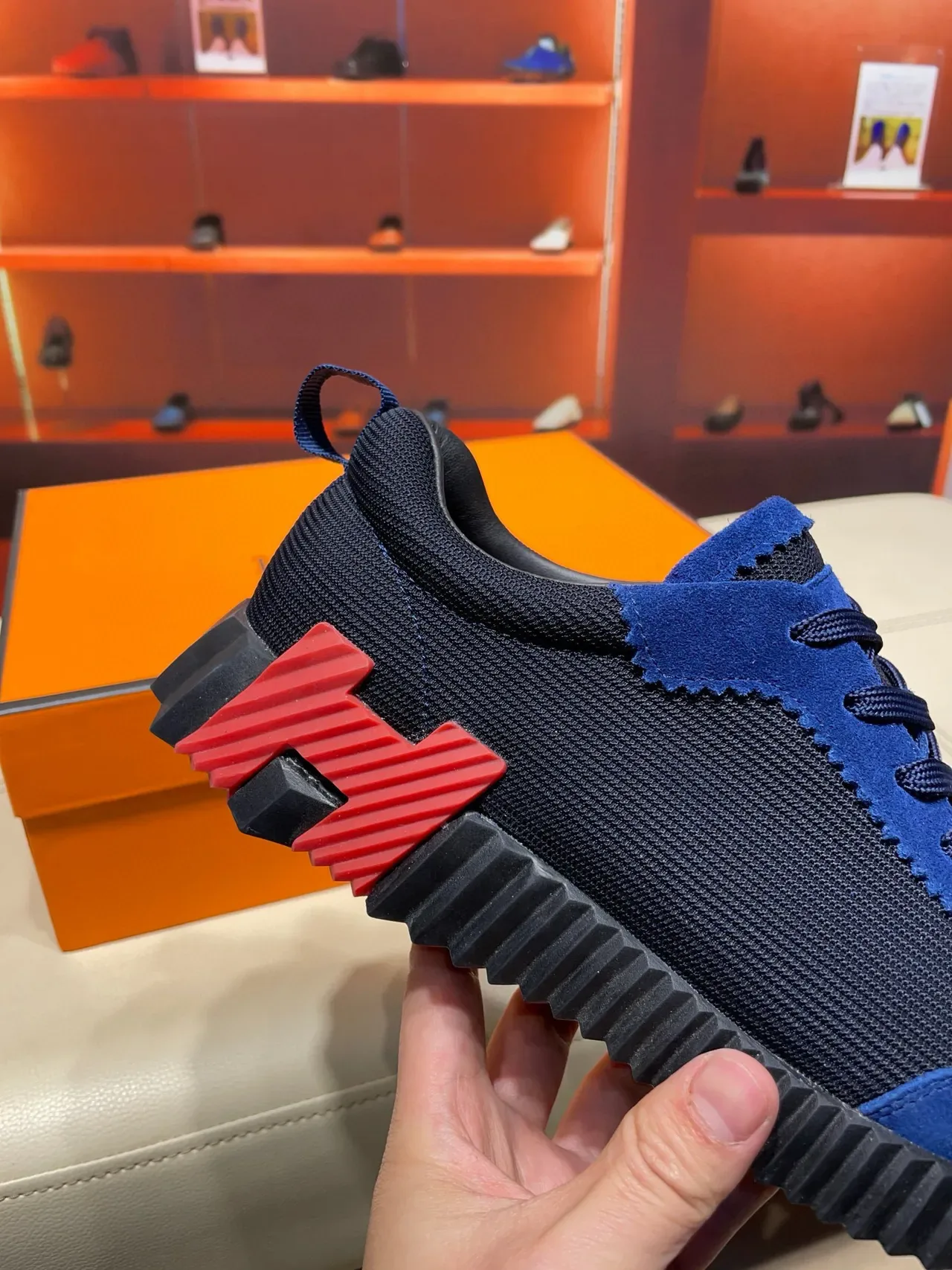 Hermès sneakers lifestyle avec upper en suede bleu rouge et maille navy, semelle en caoutchouc sculpted ridgée 4