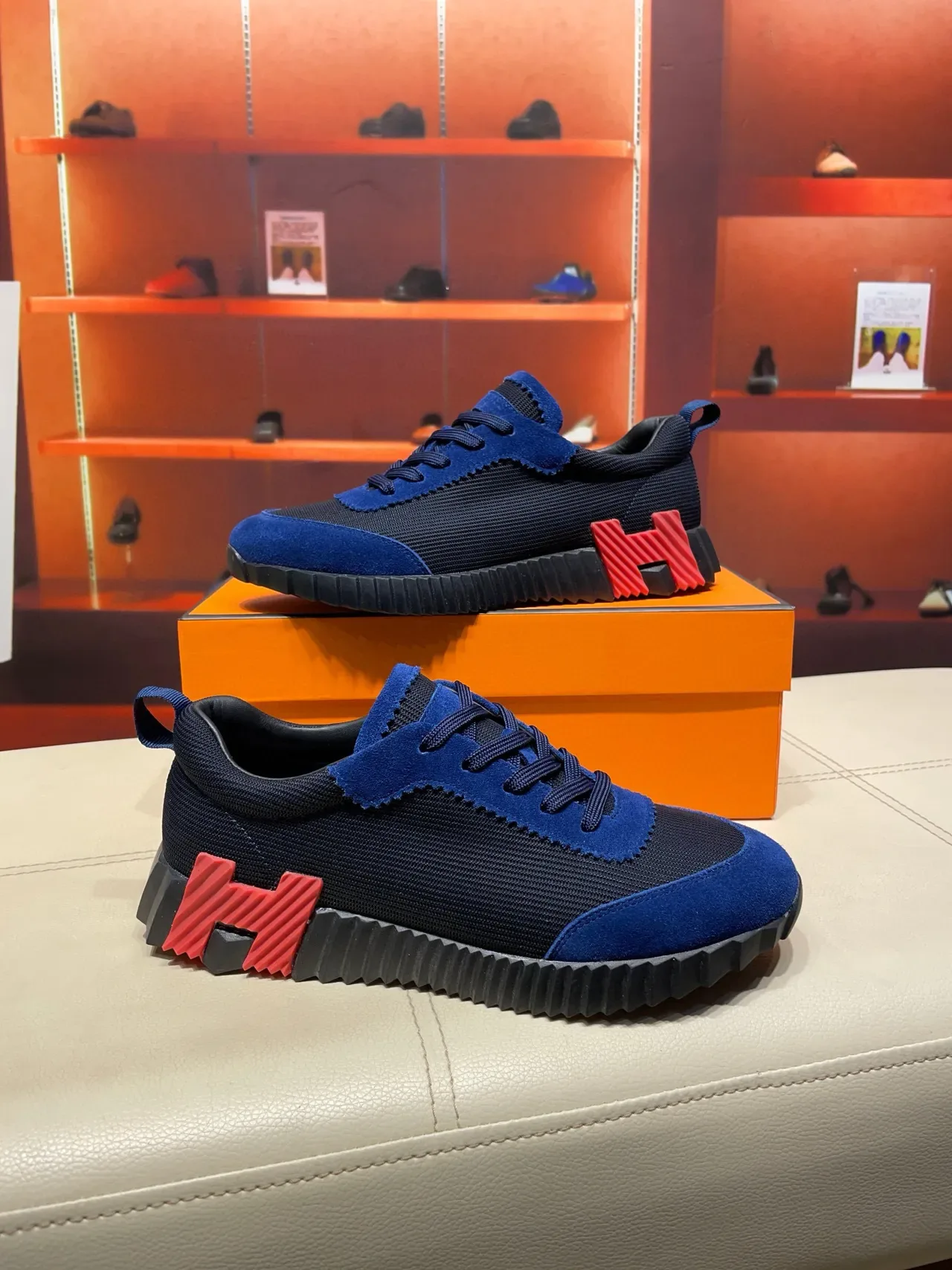 Hermès sneakers lifestyle avec upper en suede bleu rouge et maille navy, semelle en caoutchouc sculpted ridgée 5