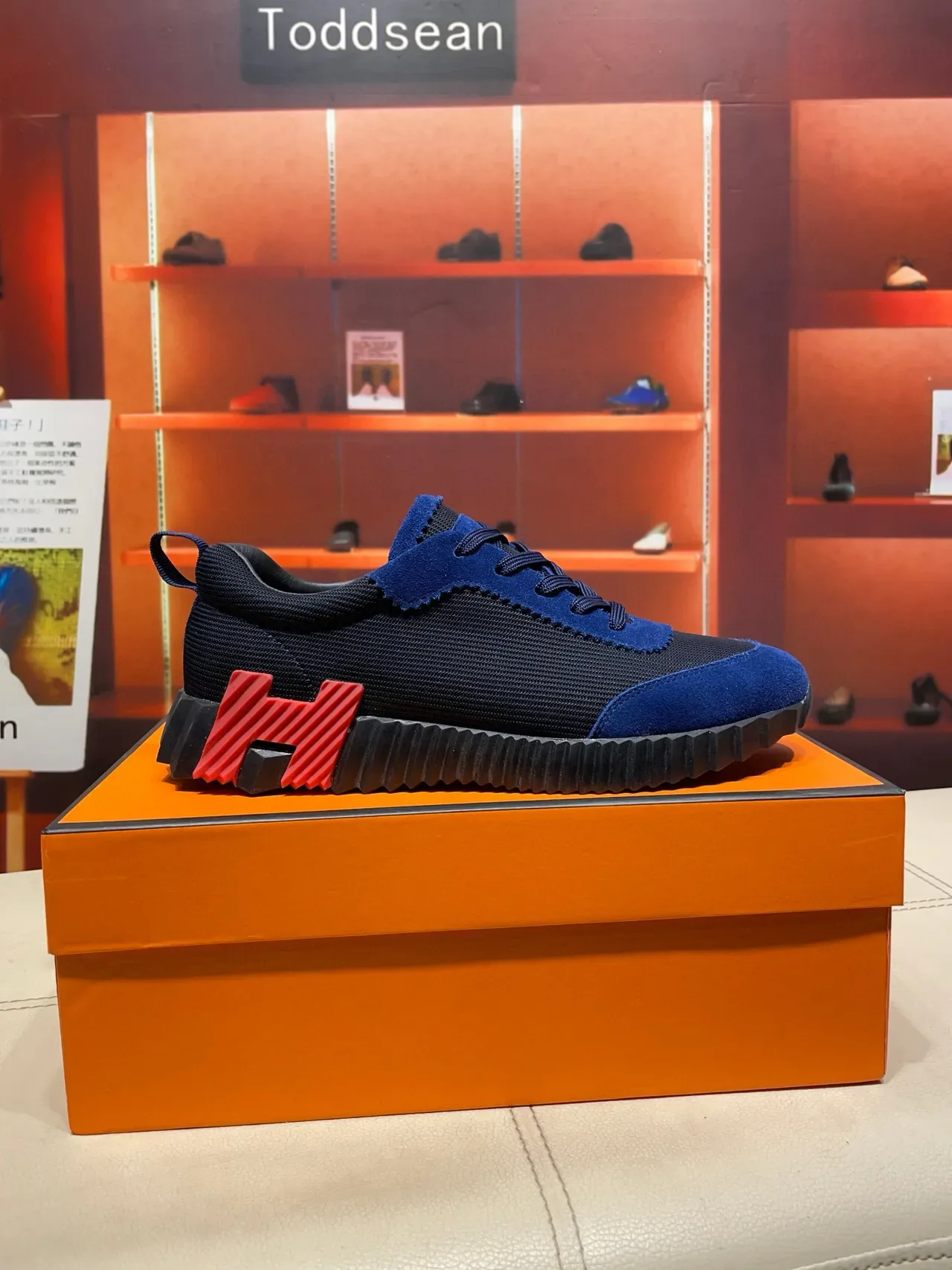 Hermès sneakers lifestyle avec upper en suede bleu rouge et maille navy, semelle en caoutchouc sculpted ridgée 6