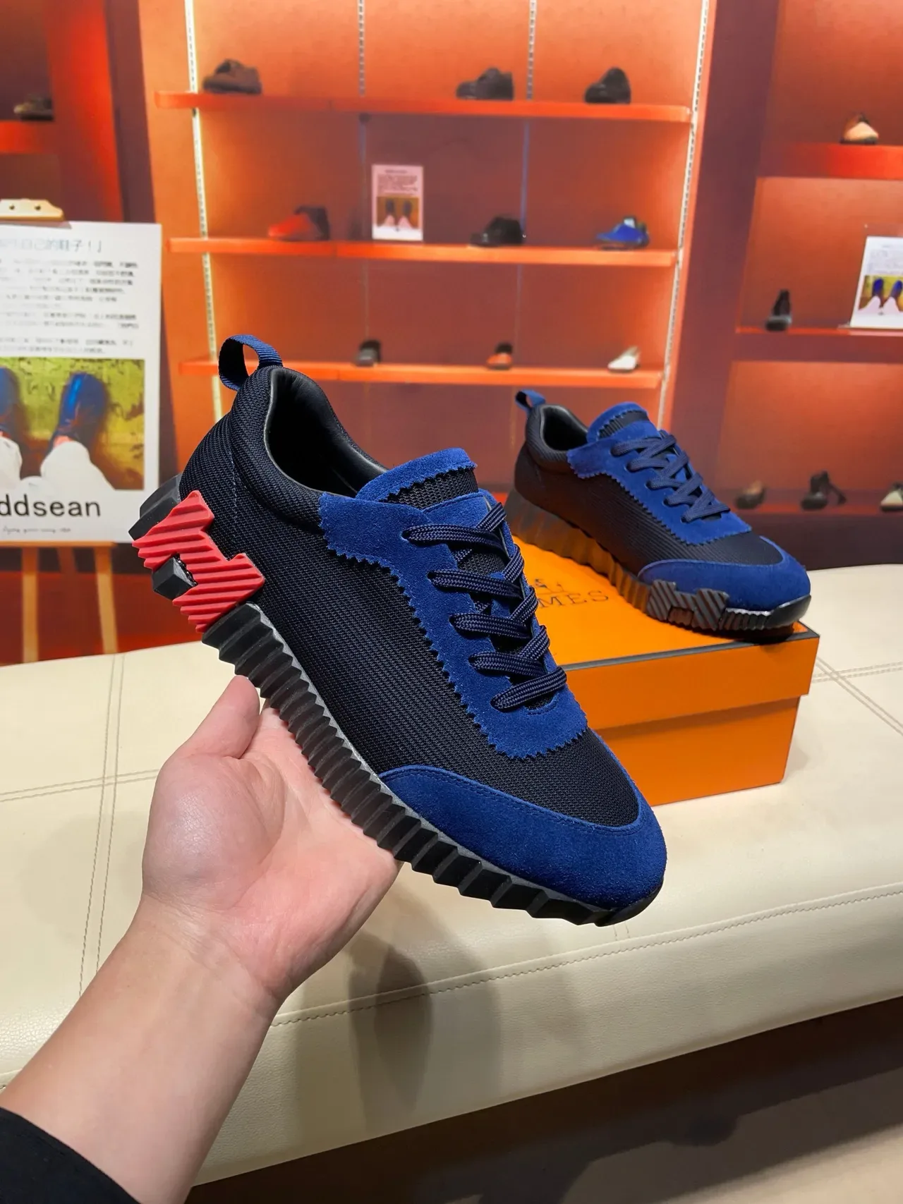 Hermès sneakers lifestyle avec upper en suede bleu rouge et maille navy, semelle en caoutchouc sculpted ridgée 7