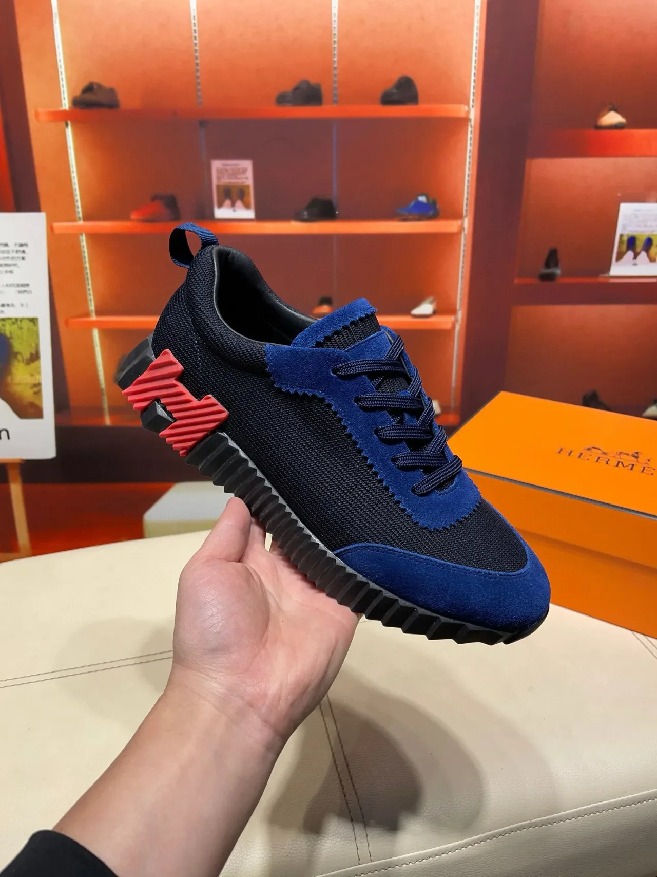 Hermès sneakers lifestyle avec upper en suede bleu rouge et maille navy, semelle en caoutchouc sculpted ridgée 8