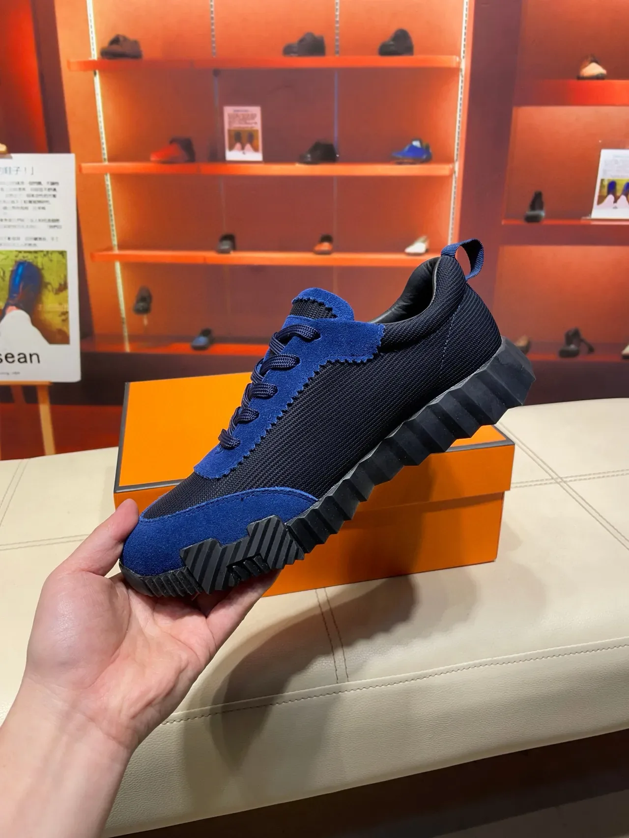 Hermès sneakers lifestyle avec upper en suede bleu rouge et maille navy, semelle en caoutchouc sculpted ridgée 9