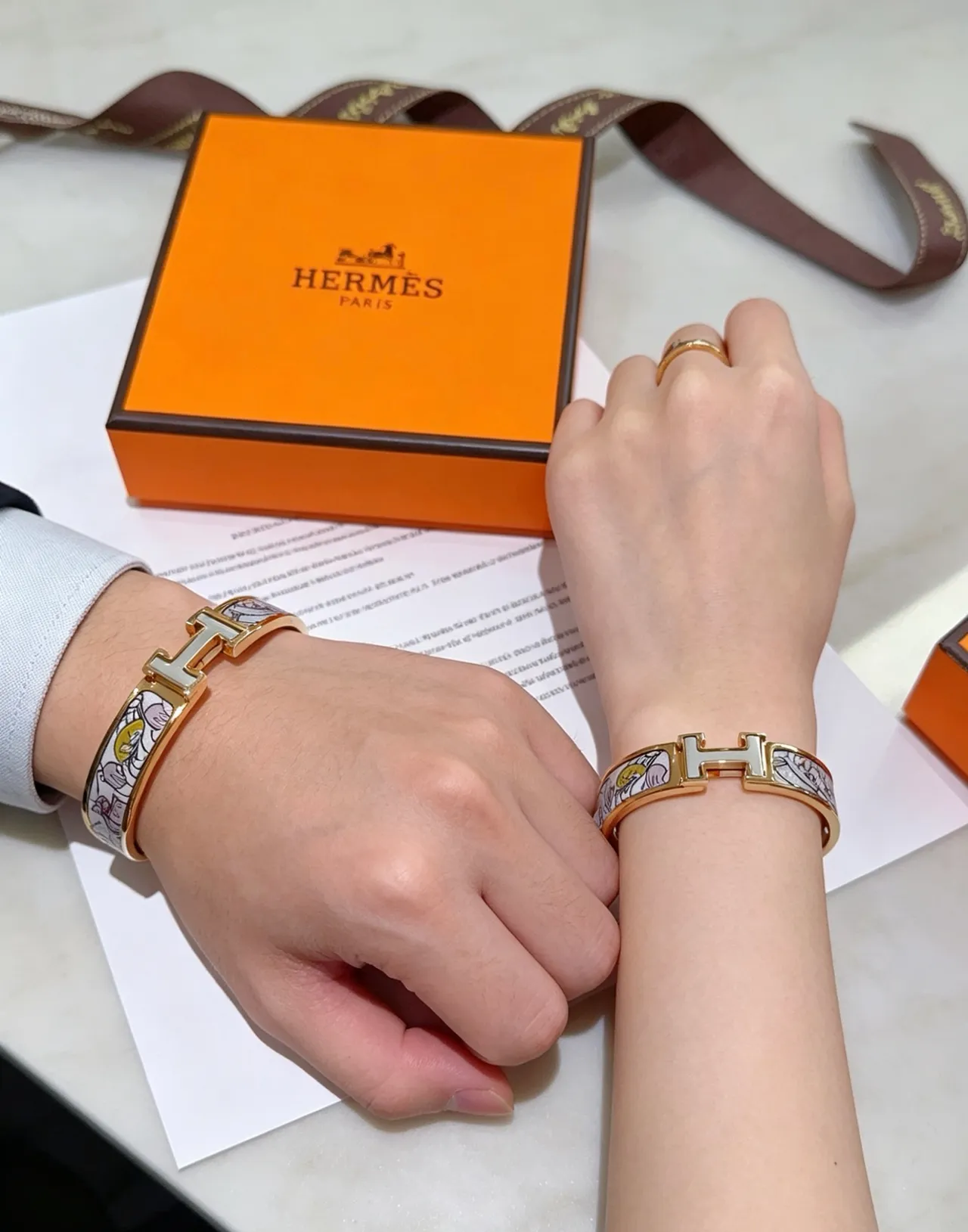 Hermès Clic H Esmalte Ilustração Pulseira dourada 2
