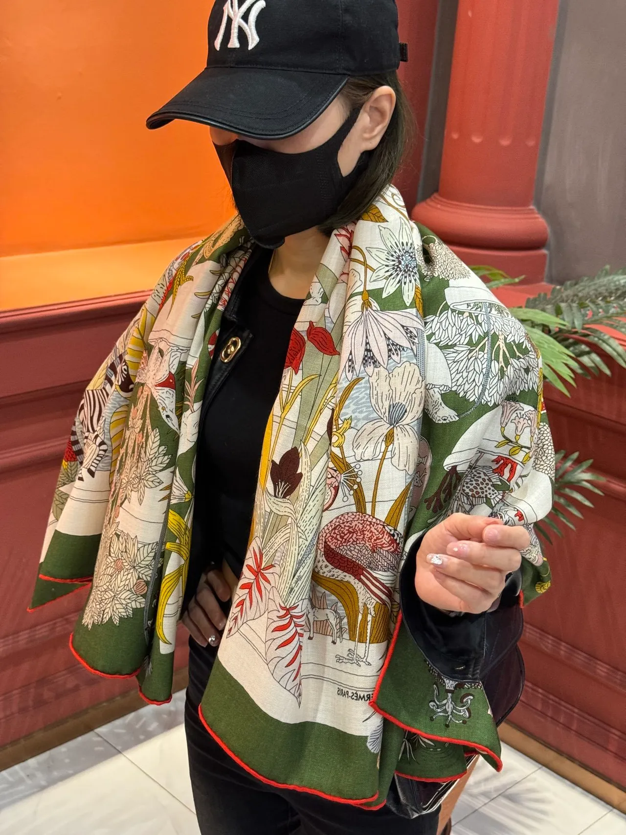 Hermès Vert Rouge Illustratif Zoologique Botanique Imprimé Motif Jardin Multi-Niveaux Écharpe en Soie 2