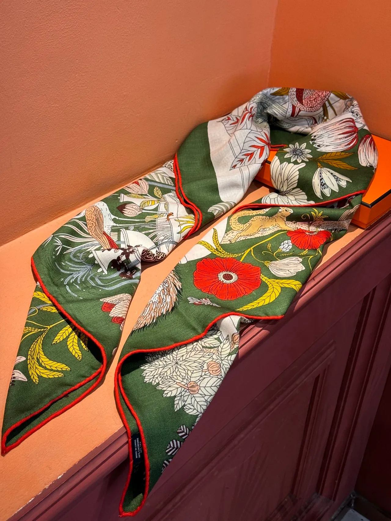 Hermès Vert Rouge Illustratif Zoologique Botanique Imprimé Motif Jardin Multi-Niveaux Écharpe en Soie 7