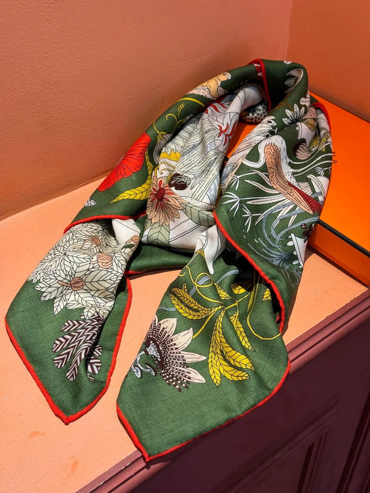 Hermès Vert Rouge Illustratif Zoologique Botanique Imprimé Motif Jardin Multi-Niveaux Écharpe en Soie 8