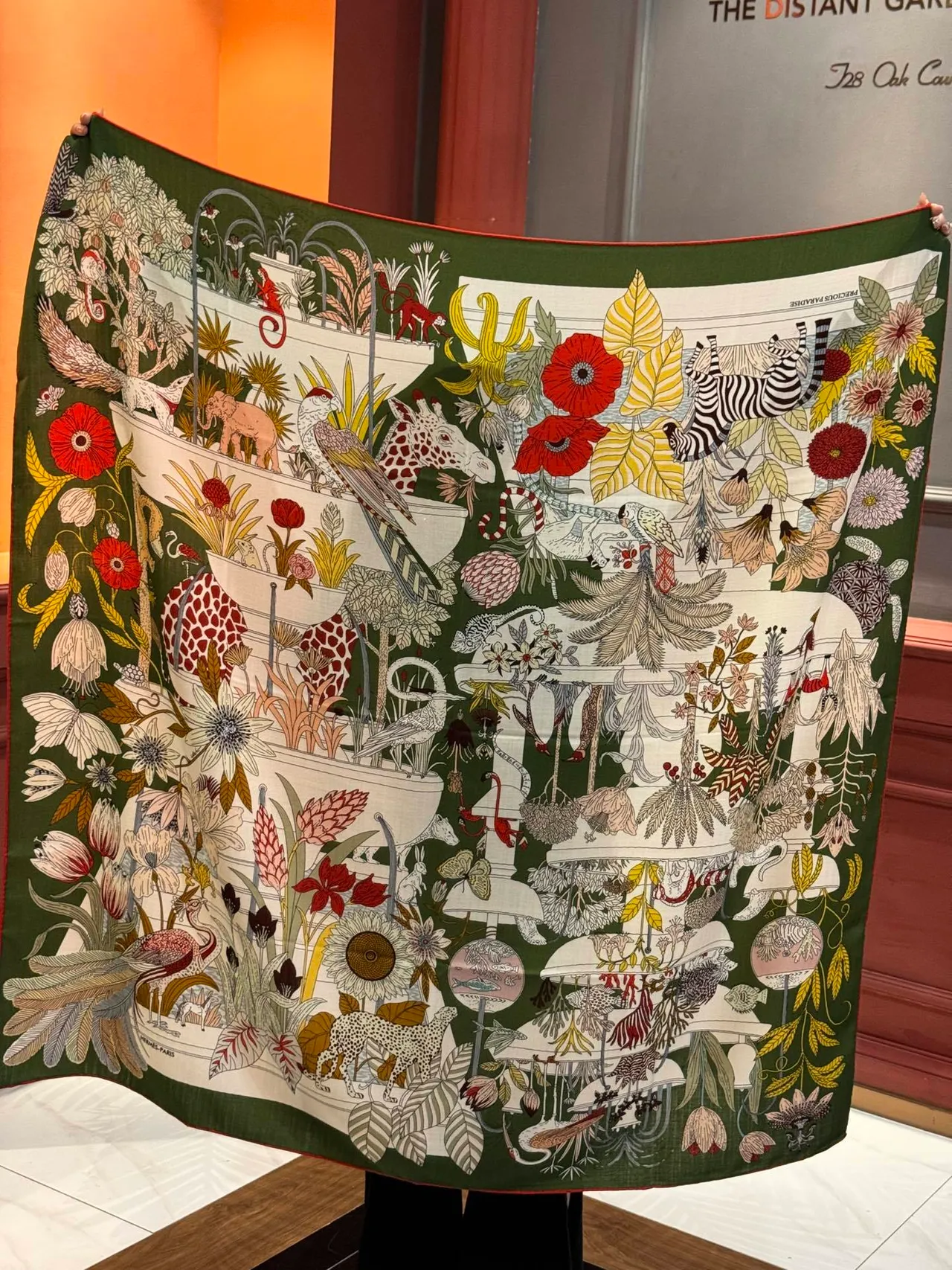 Hermès Vert Rouge Illustratif Zoologique Botanique Imprimé Motif Jardin Multi-Niveaux Écharpe en Soie 9