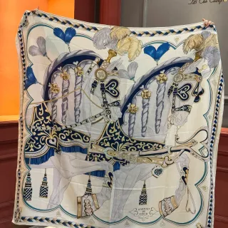 Hermès Harnais de Cœur bufanda de seda azul marino y dorada