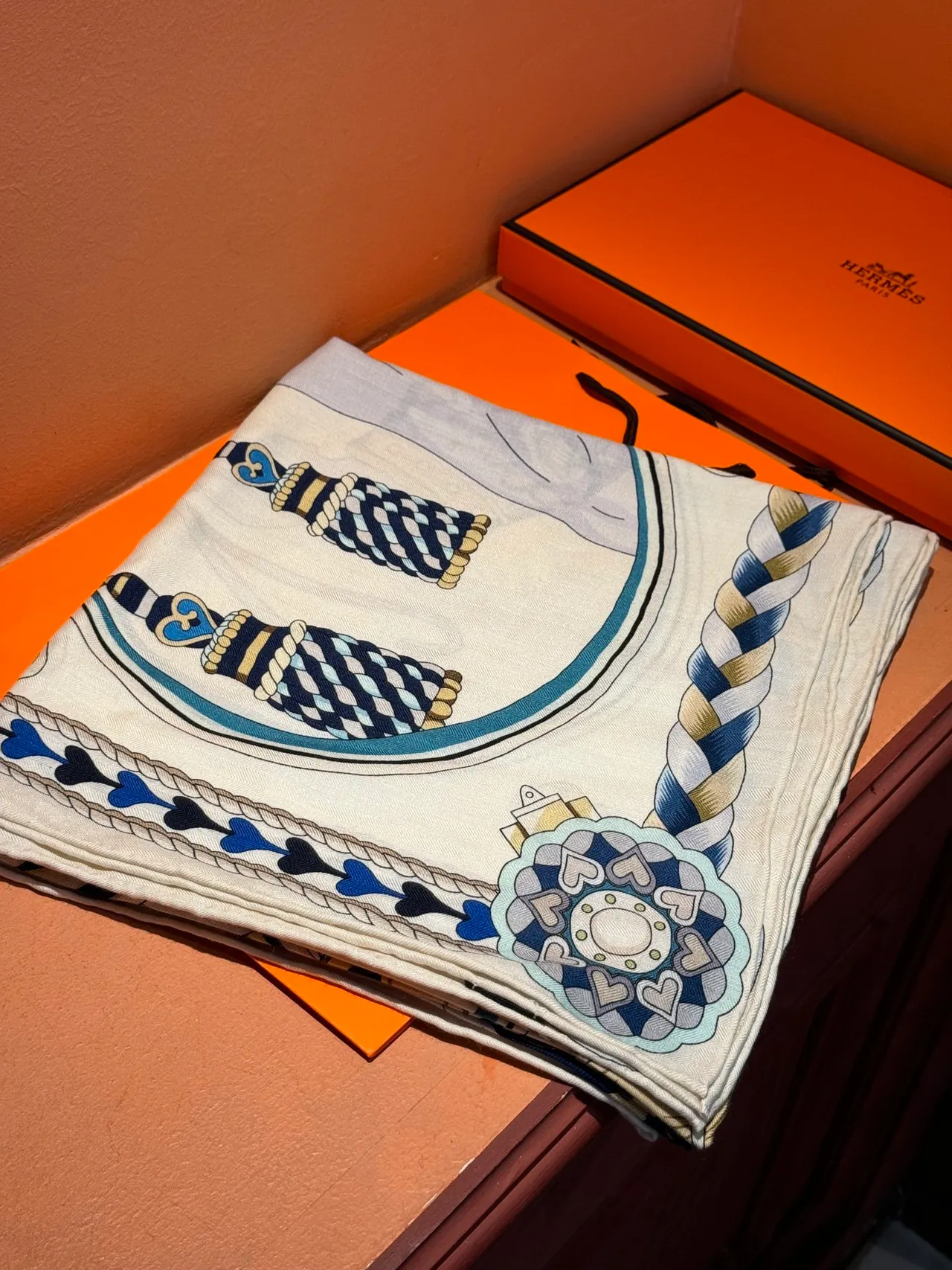 Hermès Harnais de Cœur cachecol de seda azul marinho e dourado 6