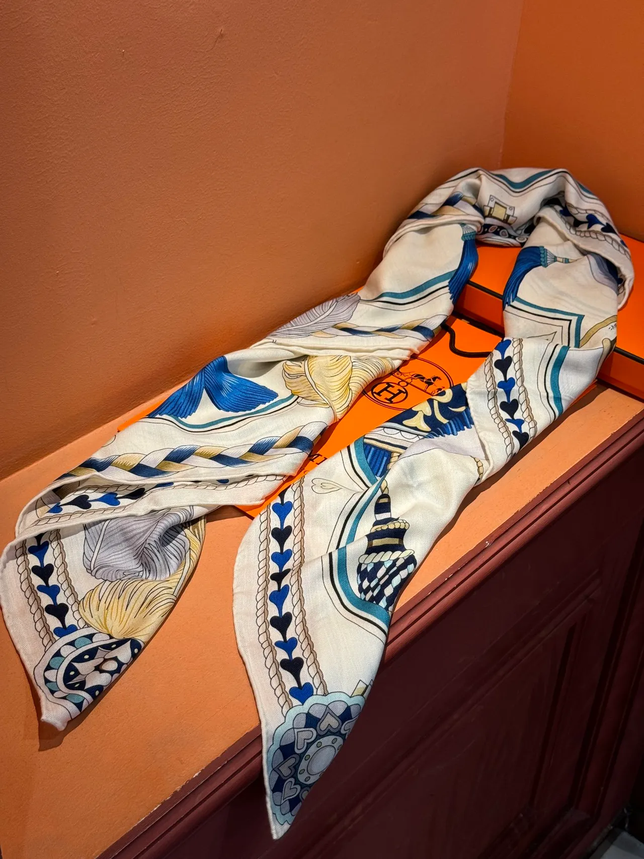 Hermès Harnais de Cœur cachecol de seda azul marinho e dourado 7