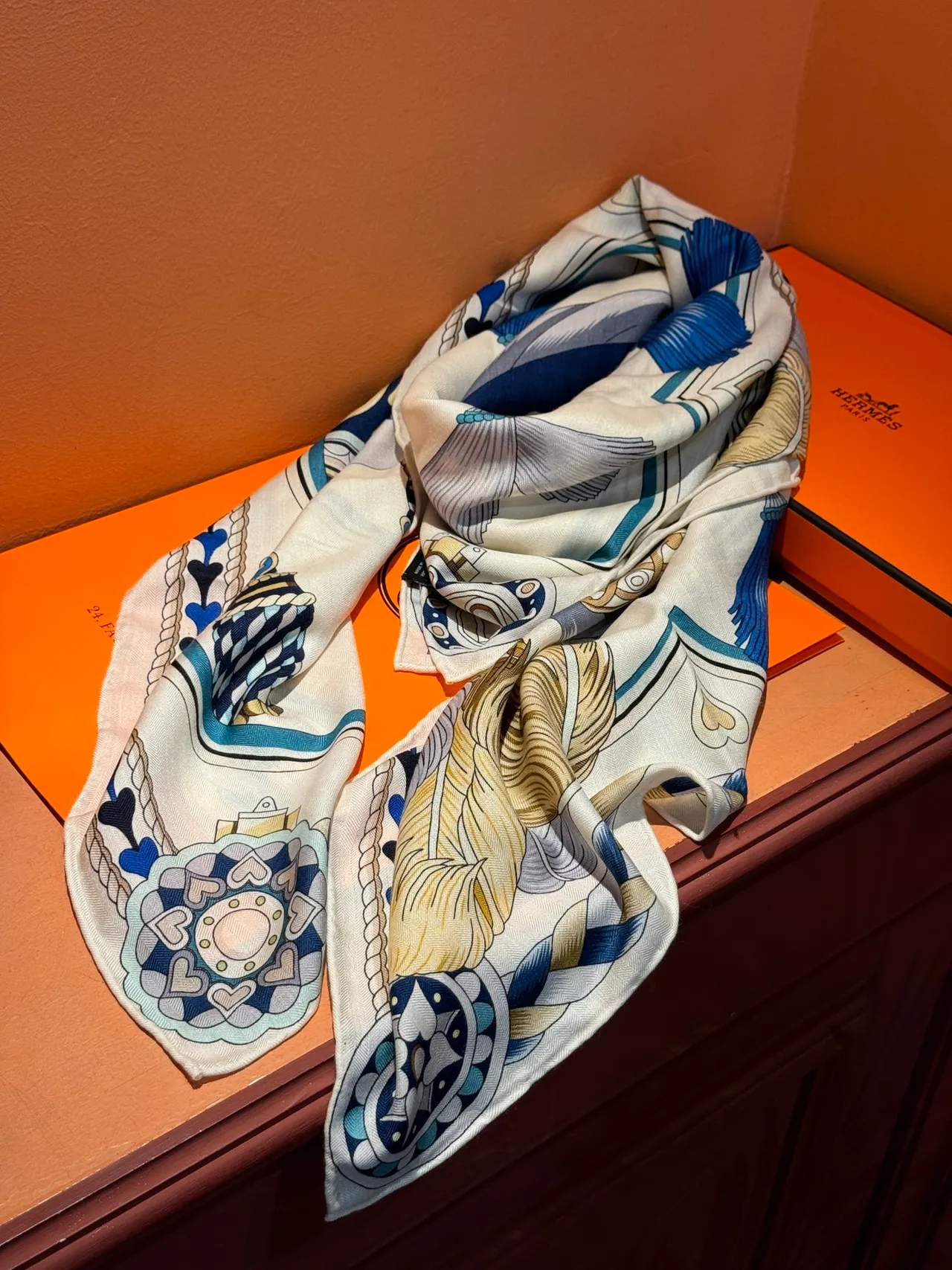 Hermès Harnais de Cœur cachecol de seda azul marinho e dourado 8
