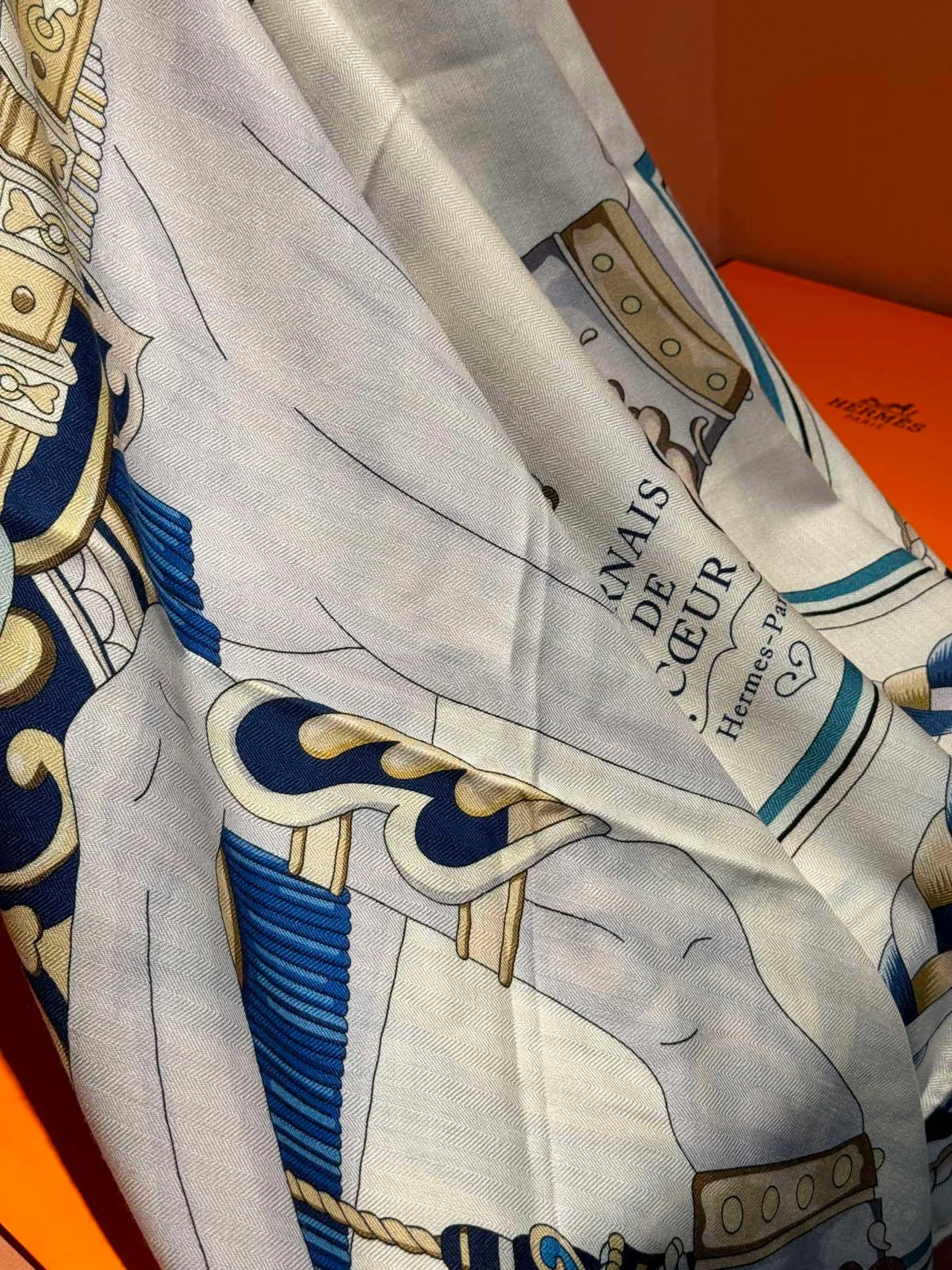 Hermès Harnais de Cœur cachecol de seda azul marinho e dourado 9