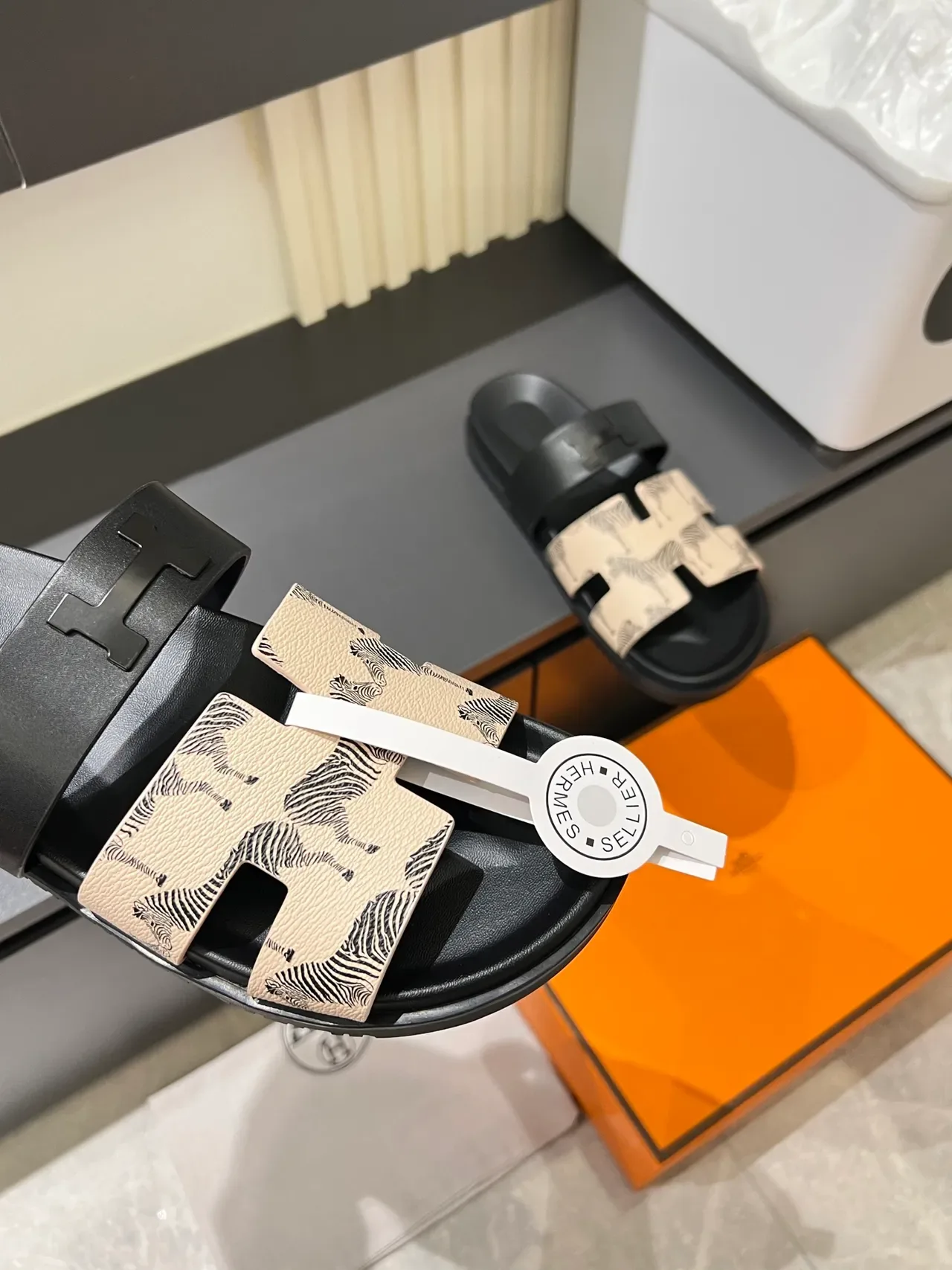Hermès Oran काले भूरे डबल स्ट्रैप H-आकार के हार्डवेयर स्लाइड स्लिपर्स 3