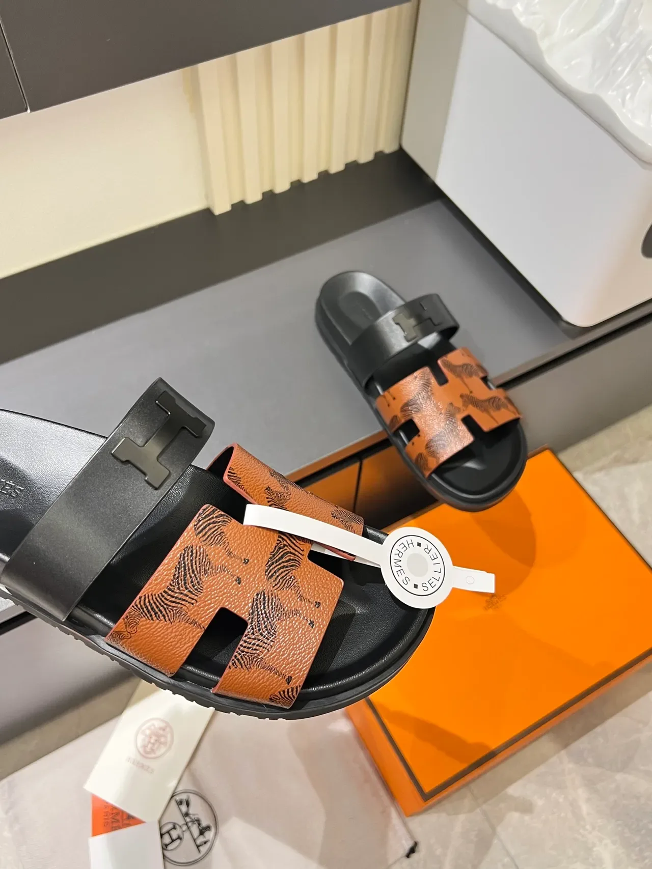 Hermès Oran काले भूरे डबल स्ट्रैप H-आकार के हार्डवेयर स्लाइड स्लिपर्स 4