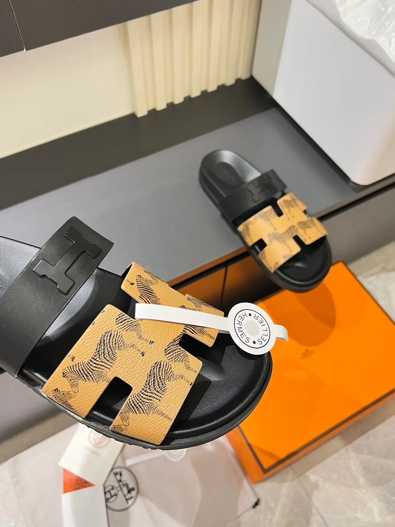 Hermès Oran काले भूरे डबल स्ट्रैप H-आकार के हार्डवेयर स्लाइड स्लिपर्स 5