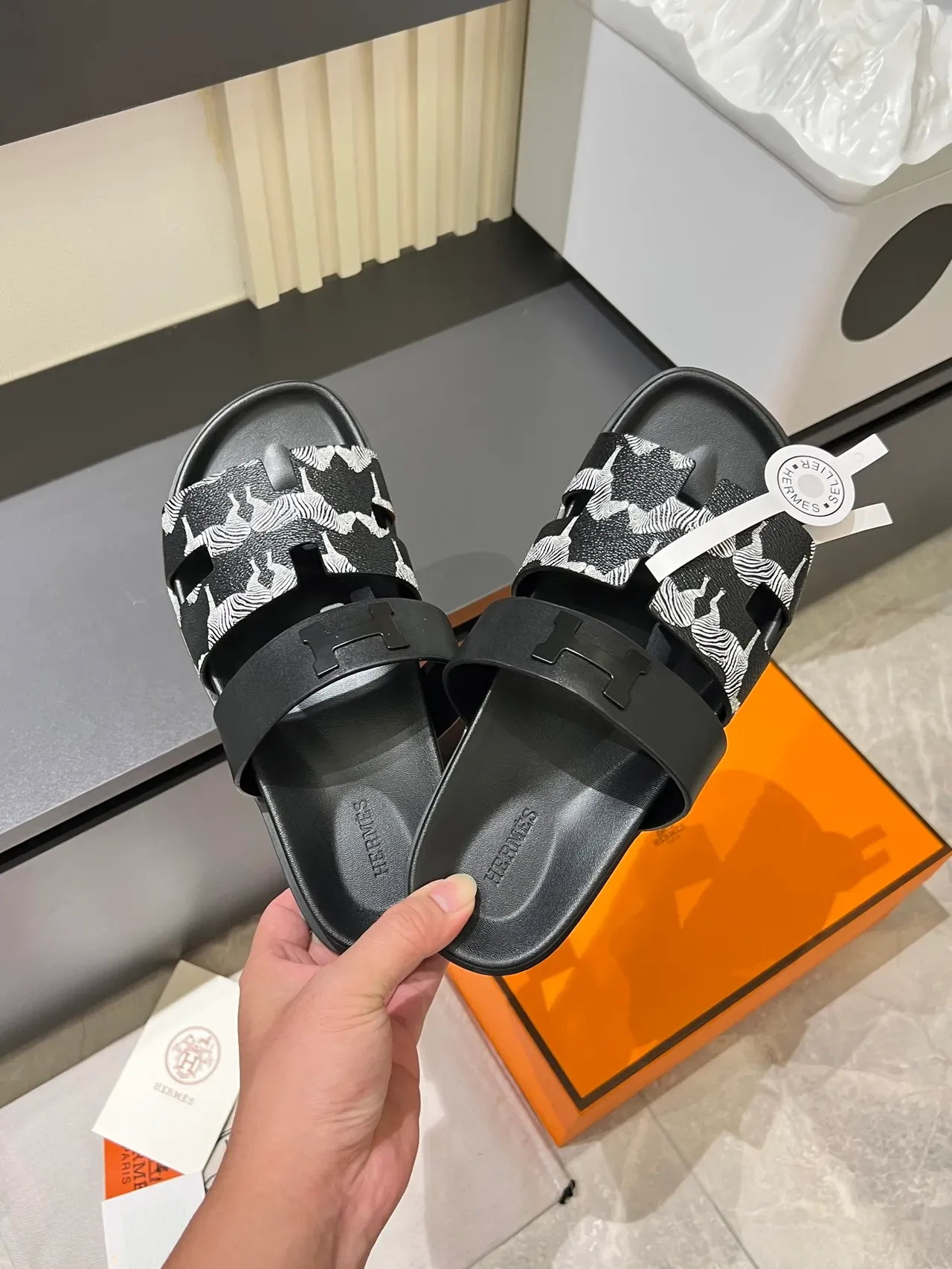 Hermès Oran काले भूरे डबल स्ट्रैप H-आकार के हार्डवेयर स्लाइड स्लिपर्स 9