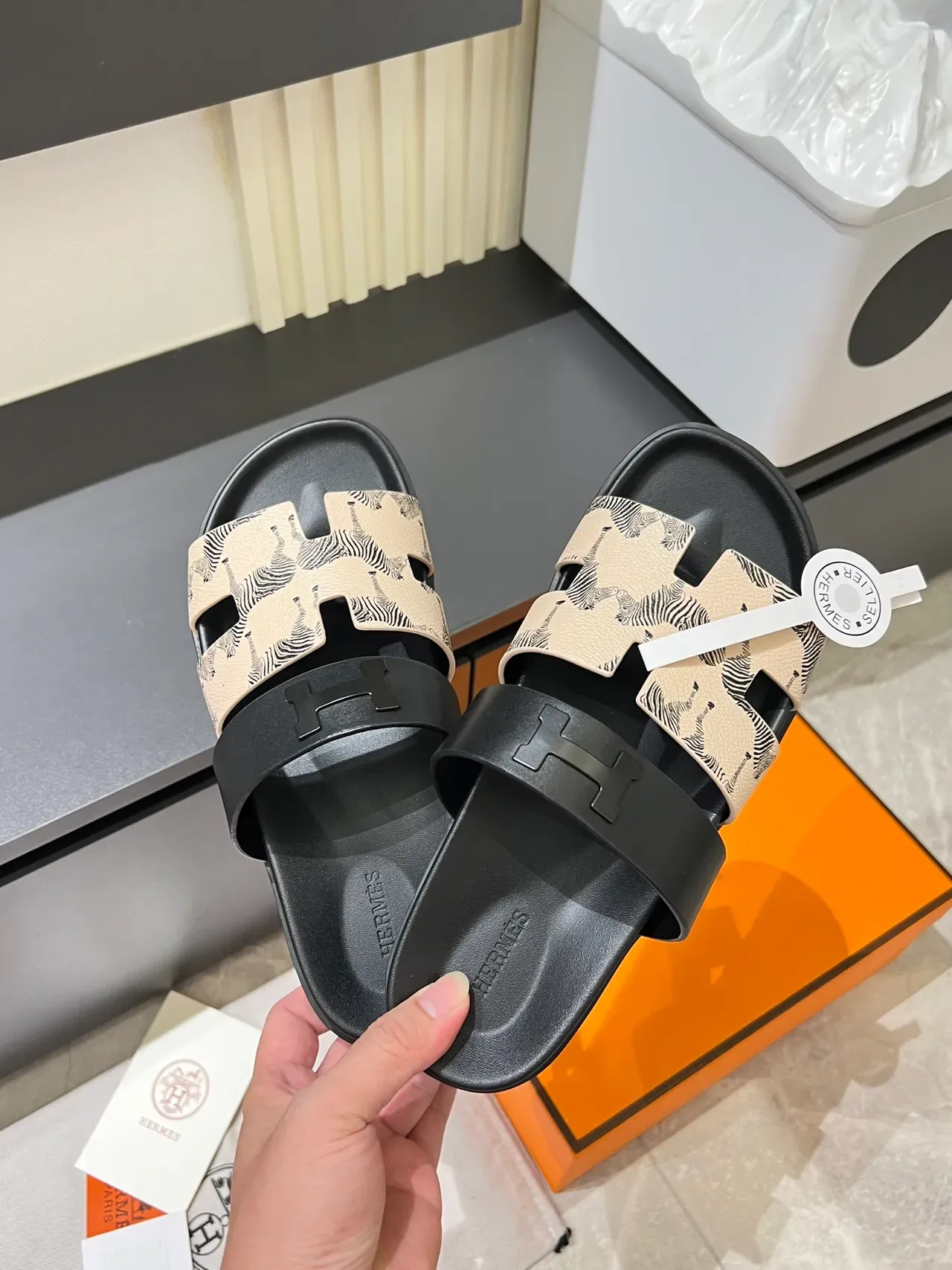 Hermès Oran काले भूरे डबल स्ट्रैप H-आकार के हार्डवेयर स्लाइड स्लिपर्स 10