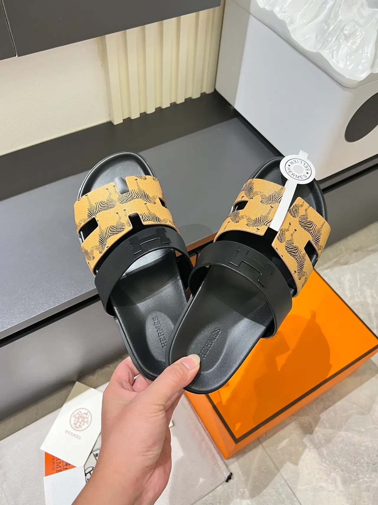 Hermès Oran काले भूरे डबल स्ट्रैप H-आकार के हार्डवेयर स्लाइड स्लिपर्स 12
