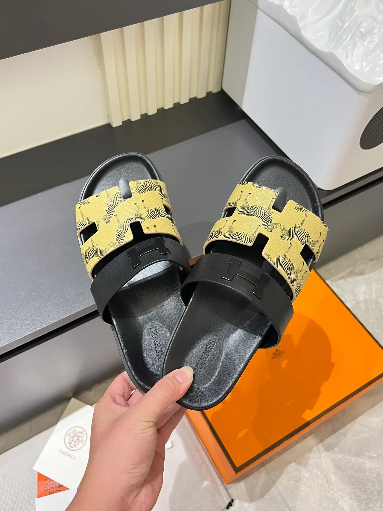 Hermès Oran काले भूरे डबल स्ट्रैप H-आकार के हार्डवेयर स्लाइड स्लिपर्स 13