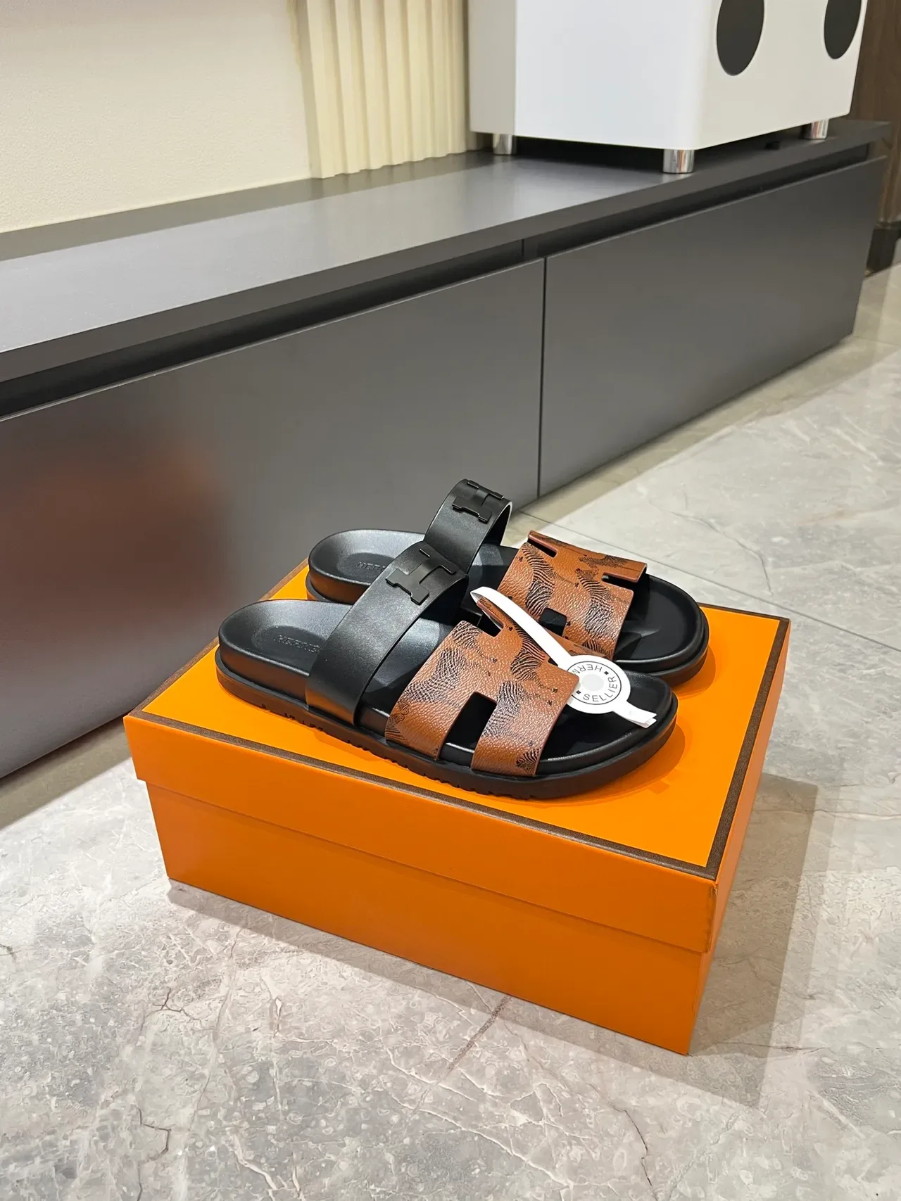 Hermès Oran काले भूरे डबल स्ट्रैप H-आकार के हार्डवेयर स्लाइड स्लिपर्स 17