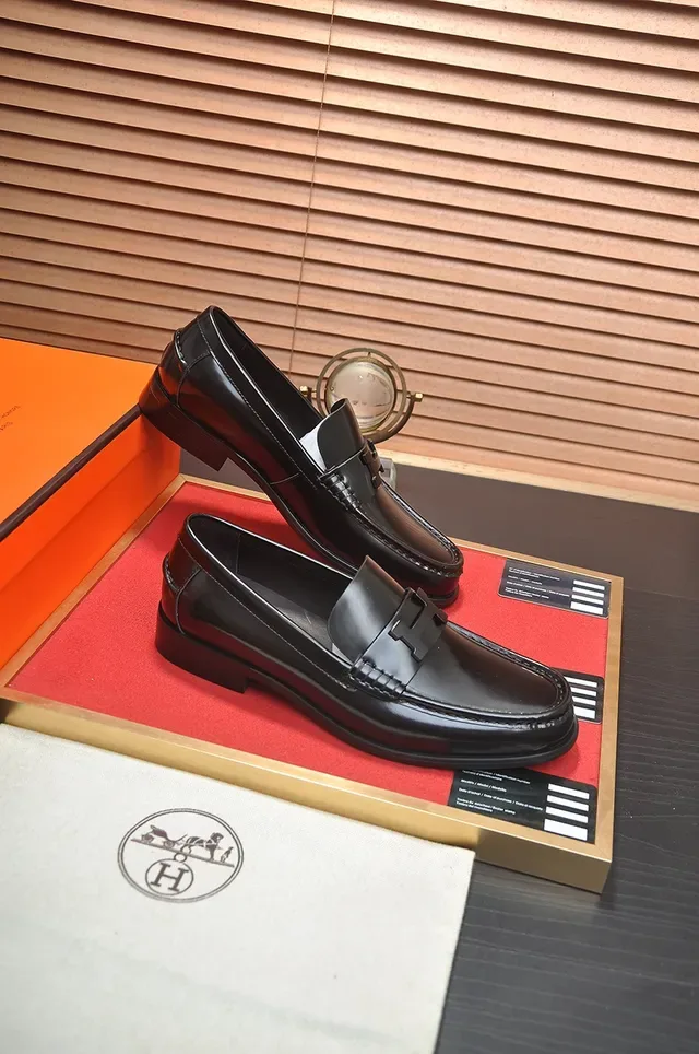 Hermès Oran أحذية لفرز سوداء من جلد مصقول مع إبزيم H 4
