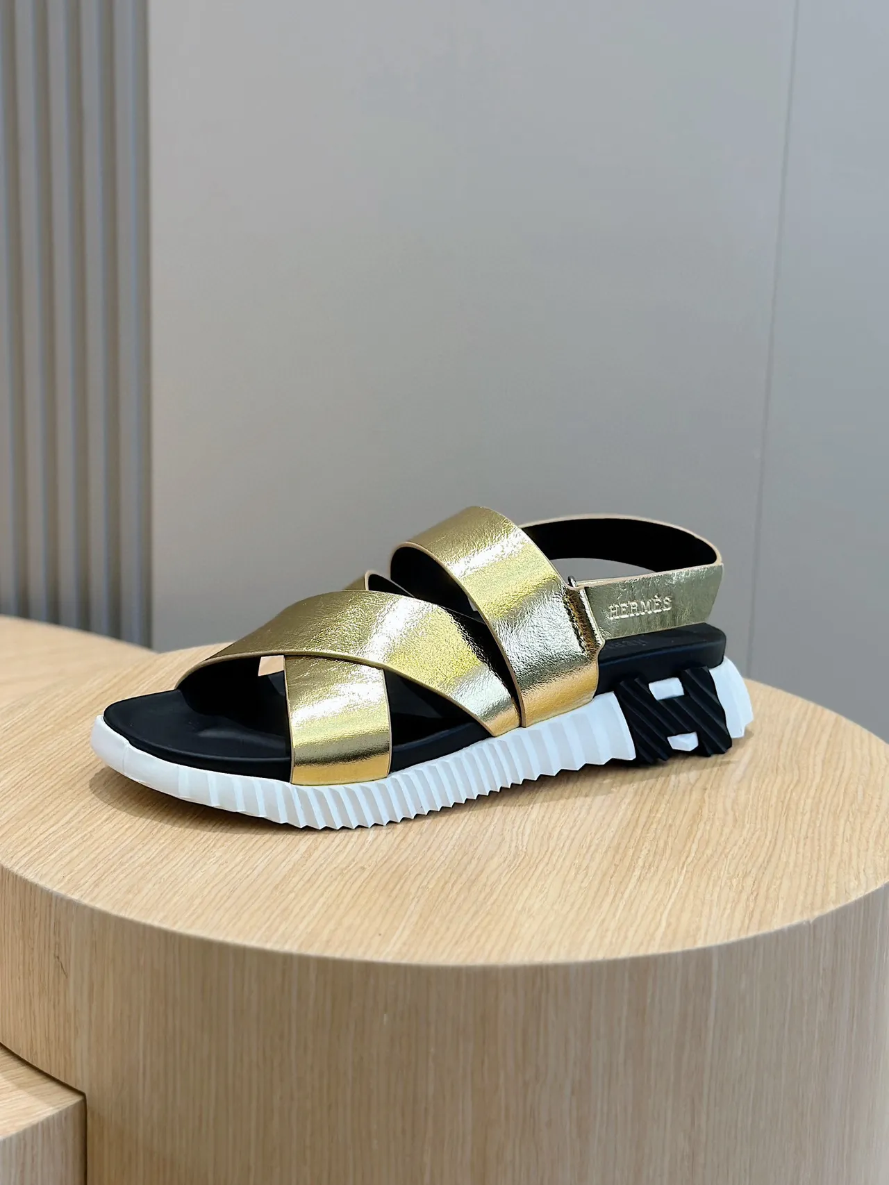 Hermès Oran Sandales Casual en Cuir Métallique Or Noir avec Sangles Croisées sur le Vamp 2