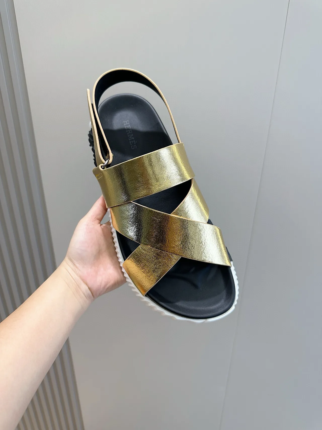 Hermès Oran Sandales Casual en Cuir Métallique Or Noir avec Sangles Croisées sur le Vamp 3