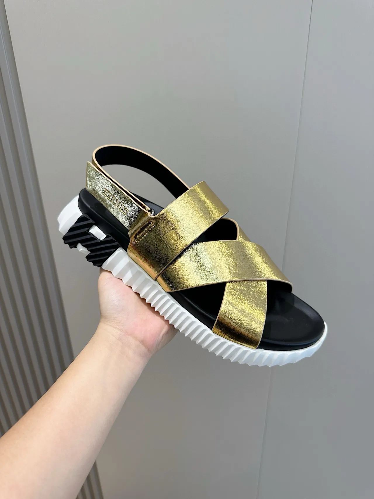 Hermès Oran Sandales Casual en Cuir Métallique Or Noir avec Sangles Croisées sur le Vamp 4