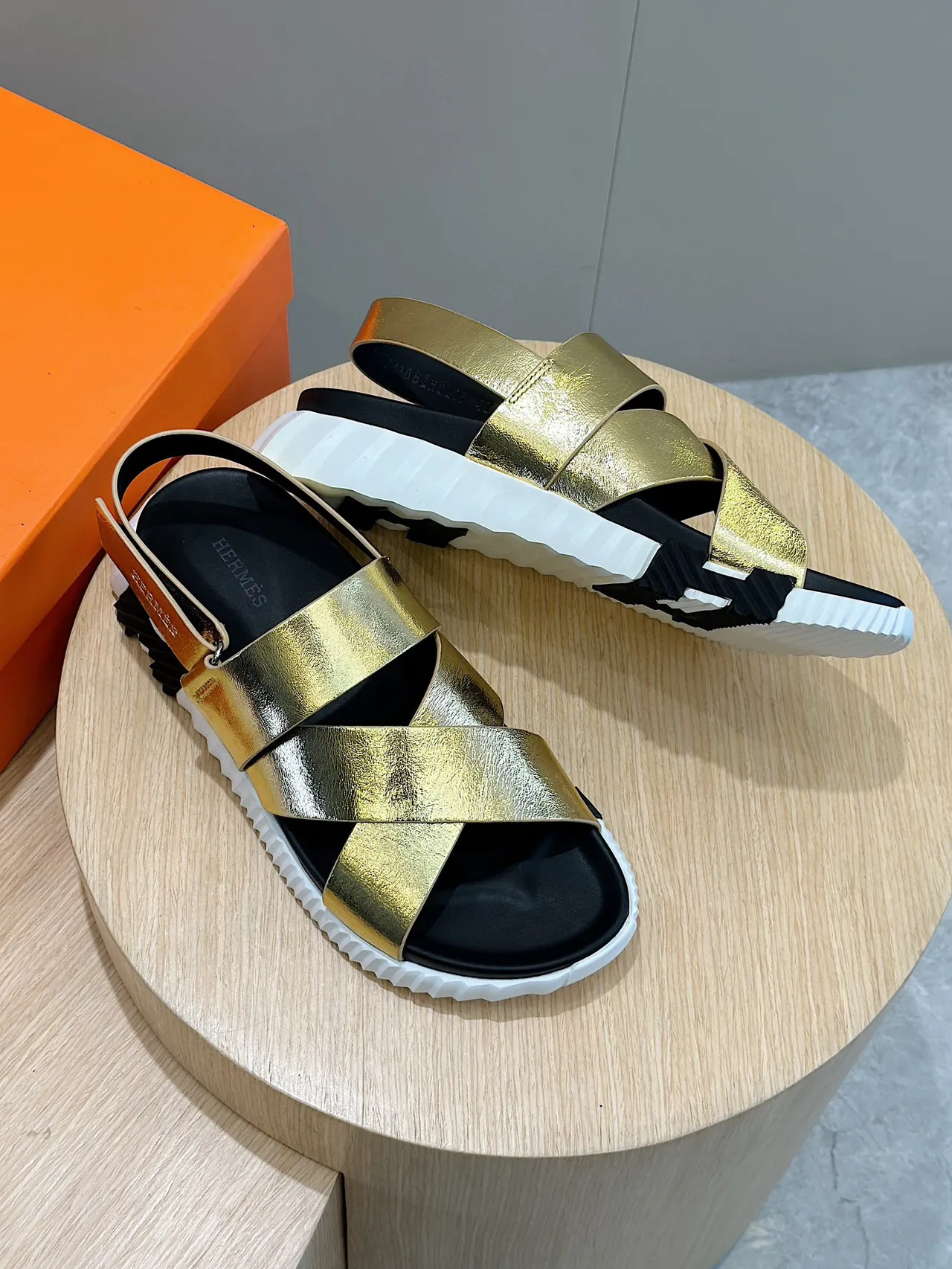 Hermès Oran Sandales Casual en Cuir Métallique Or Noir avec Sangles Croisées sur le Vamp 8